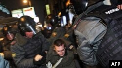 Cảnh sát bắt giữ 1 người biểu tình tại trung tâm thành phố Moscow, 7/12/2011