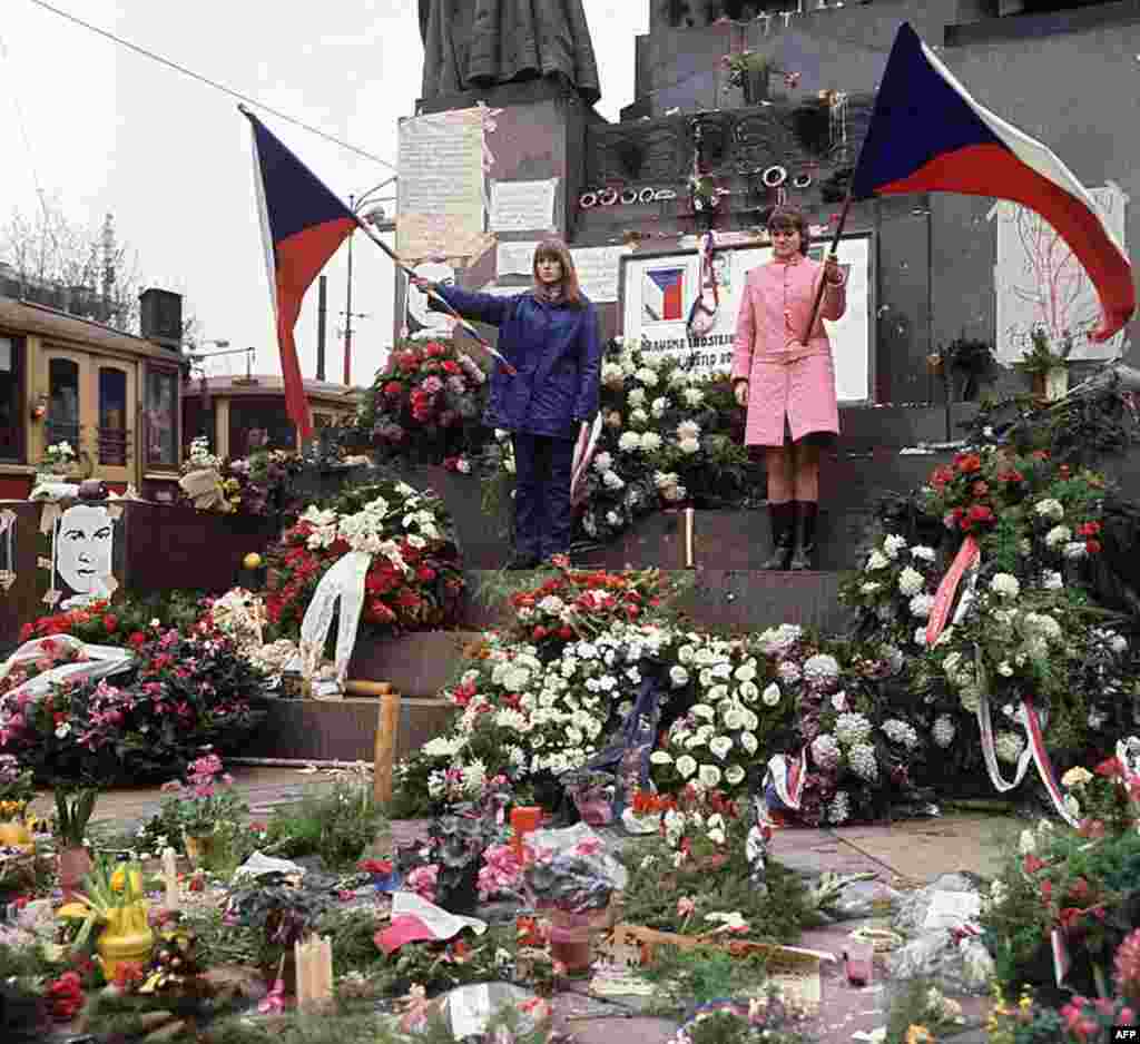 Nhân dân nước Tiệp Khắc trước đây tụ tập vào ngày 24 tháng Giêng năm 1969 tại quảng trường Wenceslas ở trung tâm thủ đô Praha, một ngày trước tang lễ của sinh viên Palach. Anh này tự thiêu để phản đối Liên Xô chiếm đóng Tiệp Khắc, 19 tháng 9, 1969. (AFP)