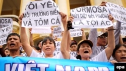  Người biểu tình xuống đường tại Hà Nội với biểu ngữ phản đối công ty Đài Loan Formosa Plastics huỷ hoại môi trường biển gây ra vụ cá chết hàng loạt tại tỉnh miền Trung, ngày 1/5/2016. 