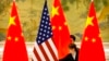 Tư liệu- Ảnh chụp ngày 14/2/2019. Nhân viên TQ điều chỉnh quốc kỳ Mỹ và Trung Quốc trước phiên khai mạc cuộc đàm phán giữa đại diện thương mại của hai bên. (AP Photo/Mark Schiefelbein)