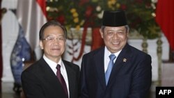 Thủ tướng Trung Quốc Ôn Gia Bảo bắt tay Tổng thống Indonesia Susilo Bambang Yudhoyono trước cuộc họp ở Jakarta, Indonesia, 29/4/2011