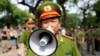 Ảnh minh hoạ: Cảnh sát Việt Nam dùng loa kêu gọi dân chúng và các nhà báo rời khỏi khu vực gần Đại sứ quán Trung Quốc tại Hà Nội, Việt Nam, ngày 18/5/2014.