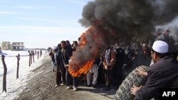 Người biểu tình Afghanistan tại một căn cứ quân sự của Mỹ ở Muhammad Agha, tỉnh Logar, phải đối vụ đốt kinh Koran, ngày 25 tháng2, 2012