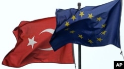 Cờ Thổ Nhĩ Kỳ và Liên hiệp Châu Âu trên một tòa nhà ở Istanbul.