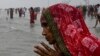 بھارت: کرونا وائرس کا روایتی علاج، دریائے گنگا میں اشنان اور مقدس پانی کا چھڑکاؤ