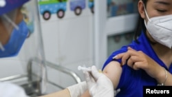 Một phụ nữ được tiêm vắc xin ngừa COVID-19 ở Việt Nam, hồi tháng 3/2021 (ảnh tư liệu).