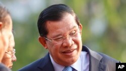 Thủ tướng Hun Sen bị cáo buộc 'nhiều lần sử dụng bạo lực chính trị, đàn áp và tham nhũng để duy trì quyền lực'