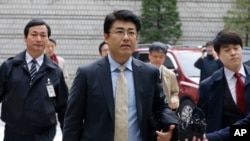 Nhà báo Tatsuya Kato tới tòa án ở Seoul. Vụ truy tố nhà báo Tatsuya Kato đã gặp phải sự chỉ trích của các tổ chức nhân quyền và những nhóm tranh đấu cho quyền tự do báo chí. 