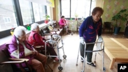 Những an úy phụ tại một viện dưỡng lão ở Toechon, Hàn Quốc.