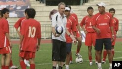 Ông Riedl trong buổi tập với đội tuyển Việt Nam ở Bangkok tại giải đấu Asian Cup năm 2007.