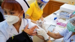 Một nhân viên y tế được tiêm vắc xin Sinovac tại bệnh viện Samut Sakhon ở tỉnh Samut Sakhon, Thái Lan, ngày 28/2/2021. (Ảnh REUTERS / Athit Perawongmetha / File Photo)