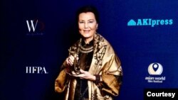 Kieu Chinh được trao Giải Thành tưu Trọn Đời tại Đại hội Điện ảnh Á Châu Thế giới - AWFF, ngày 15/3/ 2021. (Courtesy-Kiều Chinh Facebook)