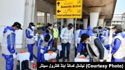 کرونا وائرس سے بچاؤ کے لیے اسلام آباد ایئرپورٹ پر جراثیم کش کیمیکلز کا اسپرے کیا جا رہا ہے۔ 17 مارچ 2020