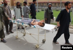 فضائی حملے میں زخمی ہونے والے ایک بچے کو اسپتال لے جایا جا رہا ہے