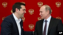 Tổng thống Nga Vladimir Putin và Thủ tướng Hy Lạp Alexis Tsipras bắt tay sau cuộc họp tại điện Kremlin ở Moscow, Nga, ngày 8/4/2015.