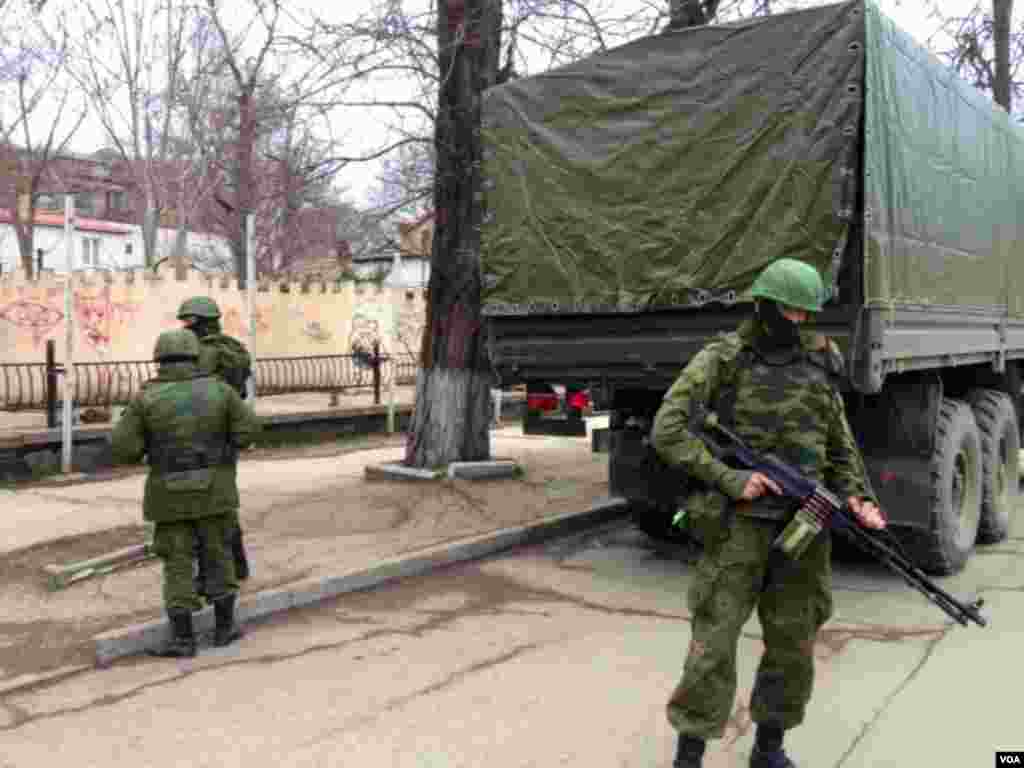 Các tay súng mặc quân phục không có phù hiệu quốc gia canh gác các tòa nhà tại Crimea, một ngày sau khi Thủ tướng khu tự trị Crimea kêu gọi Nga giúp đỡ, ngày 2/3/2014. (Elizabeth Arrott/VOA). 