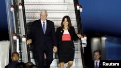 Phó Tổng thống Mỹ Mike Pence và phu nhân đến Singapore
