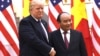 Tổng thống Hoa Kỳ Donald Trump (trái) bắt tay Thủ tướng Việt Nam Nguyễn Xuân Phúc trong dịp đến Hà Nội vào tháng 11 năm 2017.