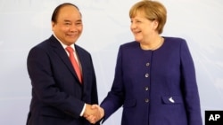 Thủ tướng Đức Angela Merkel (phải) tiếp thủ tướng Nguyễn Xuân Phúc tại Hội nghị Thượng đỉnh G20 mới được tổ chức ở Hamburg tháng trước. Theo tạp chí Forbes, quốc hội của bà Merkel đang vận động hành lang EU để trừng phạt Việt Nam vì vụ bắt cóc Trịnh Xuân Thanh.
