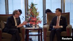 Phó Thủ tướng Trung Quốc, Uông Dương, gặp cựu Đại diện Thương mại Mỹ Michael Froman tại Bắc Kinh ngày 6/6/2016.