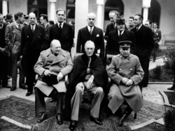 فروری 1945 میں یالٹا کانفرنس کے موقع پر لی جانے والی تصویر جس میں برطانیہ کے وزیرِ اعظم ونسٹن چرچل (بائیں)، سویت یونین کے اسٹالن (دائیں) اور امریکہ کے صدر فرینکن ڈی روزویلٹ درمیان میں موجود ہیں۔