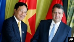 Ngoại trưởng Việt Nam Phạm Bình Minh (trái) và Ngoại trưởng Đức Sigmar Gabriel tại Hội nghị G20. Đức là bạn hàng thương mại lớn nhất của Việt Nam trong khối EU. Kim ngạch thương mại 2 chiều giữa 2 nước đạt gần 10 tỷ USD.