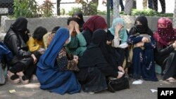 طالبان کے خوف اور لڑائیوں کی وجہ سے قندوز سے فرار ہو کر کابل کے شہرنو پارک میں پناہ لینے والی خواتین کا ایک گروپ ۔ 10 اگست 2021