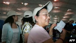 Du khách Trung Quốc lên đường đi du lịch nước ngoài tại phi trường Bắc Kinh