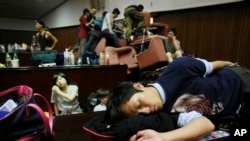 Sinh viên biểu tình sinh viên ngủ trên sàn của cơ quan lập pháp sau đêm đụng độ với cảnh sát tại Đài Bắc, Đài Loan, ngày 19/3/2014.