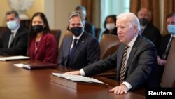 Tổng thống Mỹ Joe Biden chủ trì một phiên họp Nội các để bàn về việc thực thi dự luật cơ sở hạ tầng 1 ngàn tỉ đôla tại Nhà Trắng ở Washington, Mỹ, ngày 12 tháng 11, 2021.