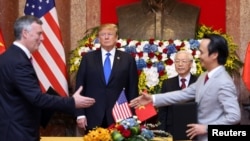 Tổng thống Mỹ Donald Trump và Tổng Bí thư-Chủ tịch nước Nguyễn Phú Trọng chứng kiến lễ ký kết mua máy bay Boeing của hãng hàng không Bamboo Airways tại Hà Nội hôm 27/2/2019. Thâm hụt thương mại của Mỹ với Việt Nam đạt mức cao kỷ lục vào tháng 8 vừa qua.