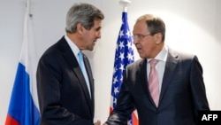 Ngoại trưởng Mỹ John Kerry (trái) và ngoại trưởng Nga Sergei Lavrov bắt tay nhau trong cuộc họp song phương bên lề cuộc họp Tổ chức An ninh và Hợp tác châu Âu của Tổ chức An ninh và Hợp tác châu Âu ở Basel, Thụy Sĩ, 4/12/2014.