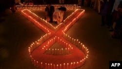 Tình nguyện viên Ấn Độ thắp nến trước ngày Bệnh AIDS Thế giới ở Agartala, thủ phủ của bang đông bắc của Tripura, ngày 30/11/2015.