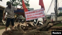 Đoạn đường vào làng Đồng Tâm bị chặn khi các cuộc biểu tình xảy ra giữa bối cảnh tranh chấp đất đai của người dân làng và chính quyền hồi đầu năm 2020.