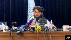 طالبان کے ترجمان ذبیح اللہ مجاہد پہلی باقاعدہ نیوز کانفرنس کر رہے ہیں۔ 17 اگست 2021