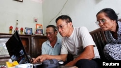 Cư dân Hà Nội đọc tin trên Internet.
