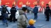 Cảnh sát canh giữ bên ngoài trường tiểu học nơi một vụ tấn công bằng búa đã xảy ra ở Bắc Kinh, Trung Quốc, hôm 8/1. Hàng chục học sinh đã bị thương nhưng không ai tử vong.