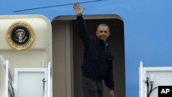 Tổng thống Barack Obama vẫy tay khi bước lên chuyên cơ Air Force One hôm 21/5 tại Căn cứ Không quân Andrews ở tiểu bang Maryland.