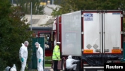 Cảnh sát đang khám nghiệm hiện trường chiếc xe container nơi phát hiện 39 thi thể di dân lậu ở Essex, Anh quốc