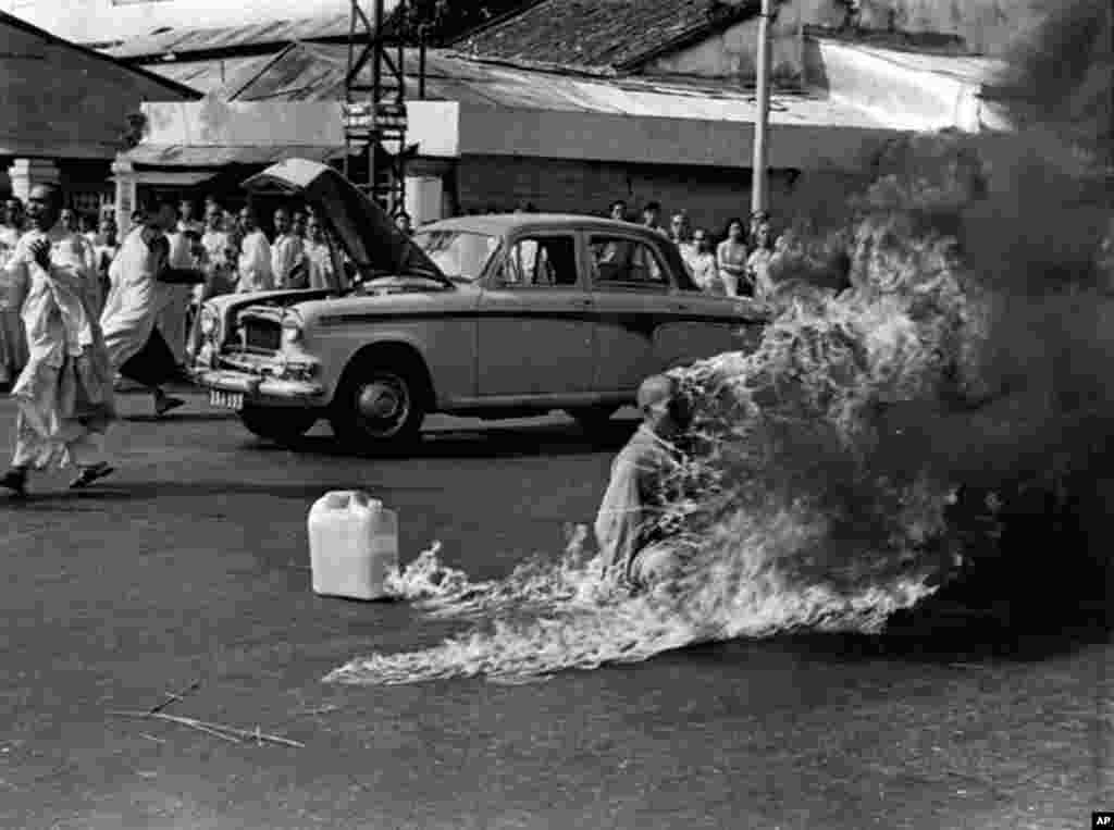 Hòa Thượng Thích Quảng Đức, 73 tuổi, tự thiêu trước mắt hằng ngàn người tại một góc phố ở Sài Gòn, Việt Nam. Trước đó, ông đã loan báo là sẽ cúng dường để phản đối chính quyền Ngô Đình Diệm ngược đãi Phật giáo, 11 tháng Sáu năm 1963 (AP)