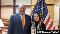 Phó trợ lý Ngoại trưởng Mỹ đặc trách khu vực Đông Á và Thái Bình Dương Atul Keshap gặp gỡ với ca sỹ-nhà hoạt động Mai Khôi của Việt Nam tại trụ sở Bộ Ngoại giao Mỹ ở Washington DC hôm 7/11. (Twitter EAP Bureau)