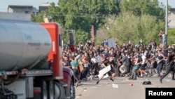 Xe bồn lao vào người biểu tình ở Minneapolis, Minnesota, hôm 31/05/2020.