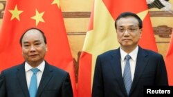 Thủ tướng Trung Quốc Lý Khắc Cường (phải) và Thủ tướng Việt Nam Nguyễn Xuân Phúc tham dự một lễ ký kết tại Đại lễ đường Nhân dân ở Bắc Kinh, Trung Quốc, 12/9/2016.