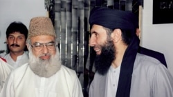 حکمت یار پاکستان میں جماعت اسلامی کے سابق امیر قاضی حسین احمد کے ساتھ۔ (فائل فوٹو)