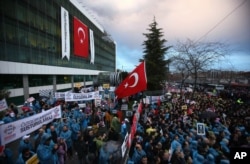 Hàng ngàn người tụ tập bên ngoài báo Zaman tại Istanbul vào ngày 04 tháng 3 năm 2016, sau khi một tòa án địa phương đã ra lệnh rằng tờ báo đối lập có lượng phát hành lớn nhất Thổ Nhĩ Kỳ, có liên kết với một giáo sĩ Hồi giáo, phải chịu sự quản lý.