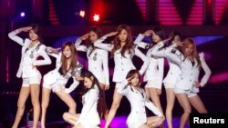 Nhóm nhạc nữ nổi danh Girls' Generation của Làn sóng Hàn Quốc. Việt Nam là một trong những nước trong khi vực du nhập văn hóa Hàn Quốc và đó là một lý do vì sao phụ nữ Việt thích lấy chồng Hàn Quốc.