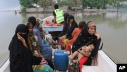 Ảnh tư liệu - Các tình nguyện viên giải cứu dân làng khỏi khu vực lũ lụt ở Layyah, Pakistan, ngày 25 tháng 7 năm 2016.