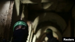 Chiến binh Palestine thuộc lữ đoàn Izz el-Deen al-Qassam đứng bên trong một đường hầm ở Gaza ngày 18/8/2014. 