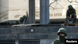Lính vũ trang chiếm các vị trí xung quanh tòa nhà quốc hội ở thành phố Simferopol, 1/3/2014