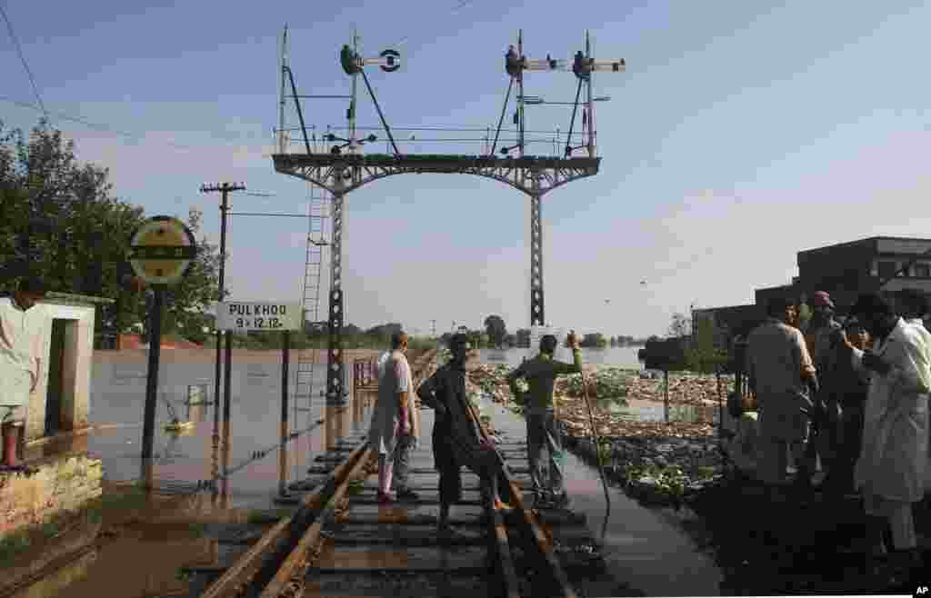 Cư dân đứng trên đường sắt bị ngập nước ở Wazirabad, khoảng 100 km (65 dặm) về phía bắc Lahore, Pakistan, ngày 7/9/2014.